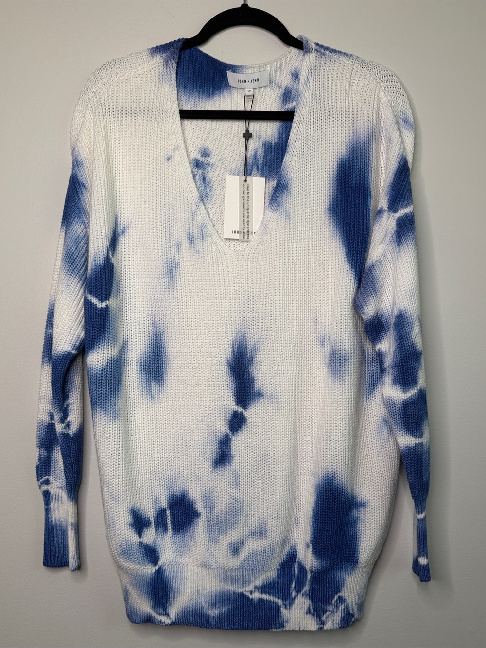 John + Jenn White and Blue Tie-Dye V-Neck Cotton Sweater Size Small NWT
